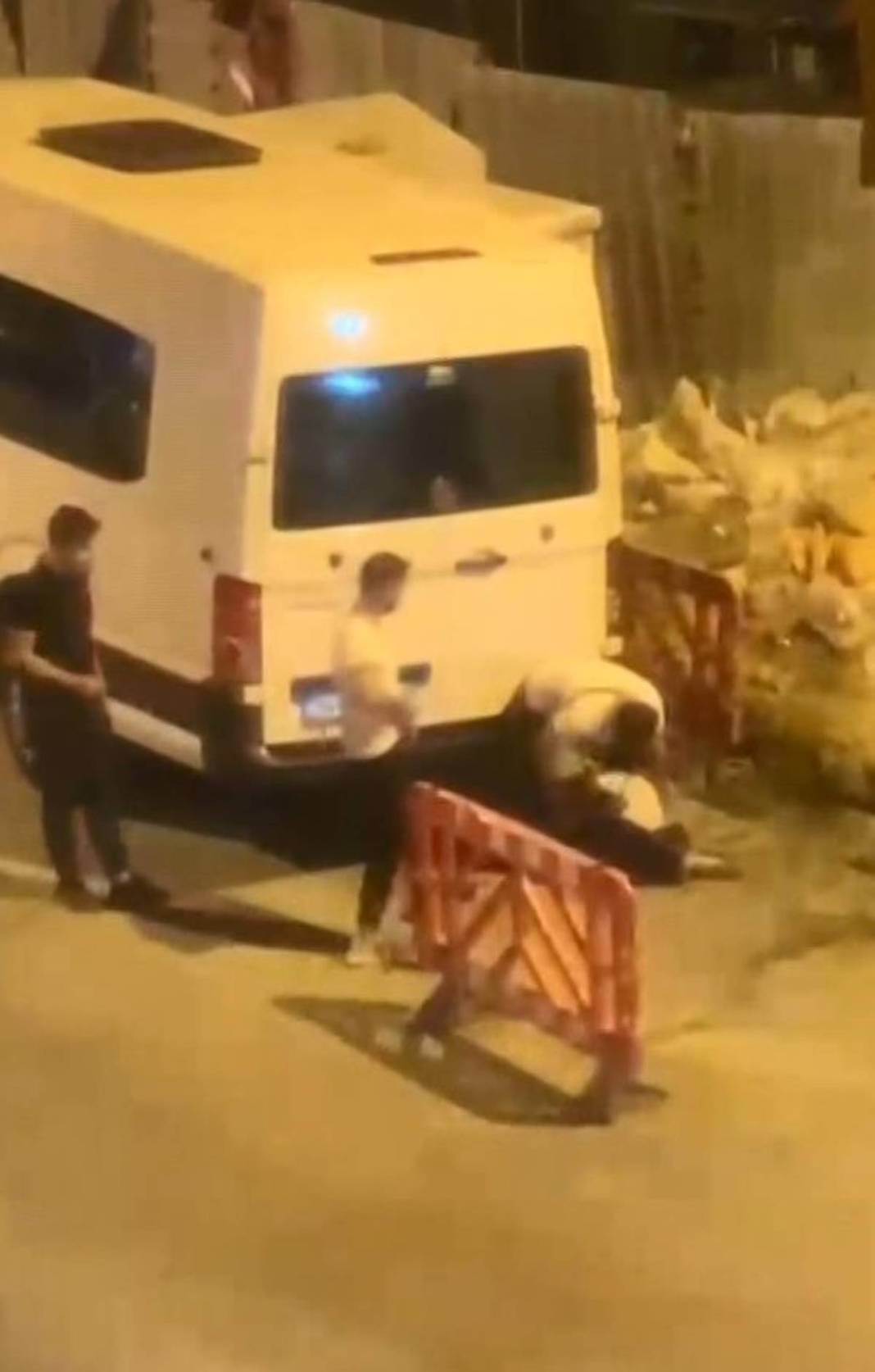 Kaza yapan gençlerin yanına gidince felaketi yaşadı! Şoke eden anlar anbean kaydedildi 2